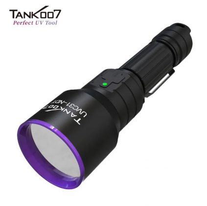 Vue en gros plan d'une lampe de poche violette et noire.