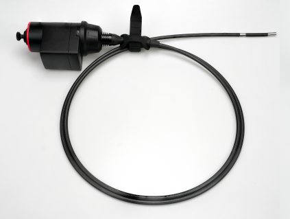 Vue en gros plan d’une sonde (scope) noire et rouge.
