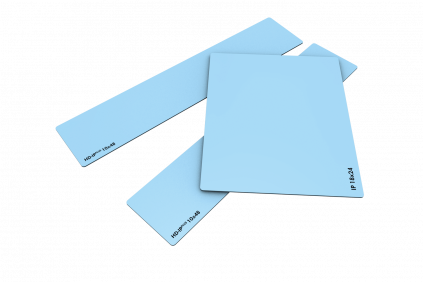 Sélection de différents formats de plaques d’imagerie bleues présentée sur fond blanc.