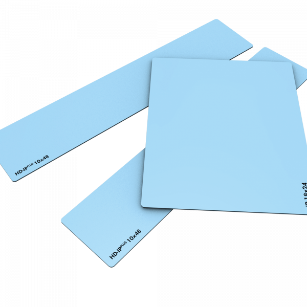 Sélection de différents formats de plaques d’imagerie bleues présentée sur fond blanc.